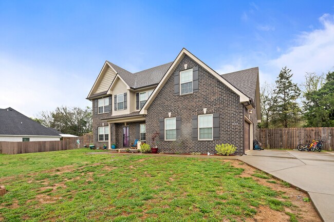 Building Photo - 305 Oleander Ln