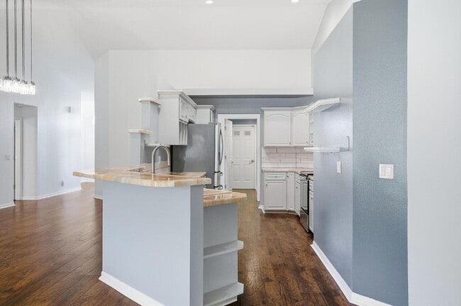 Building Photo - "Charming 3-Bedroom Home with 2 Full Baths and 2032 Sq Ft of Comfort in Palm Coast!"