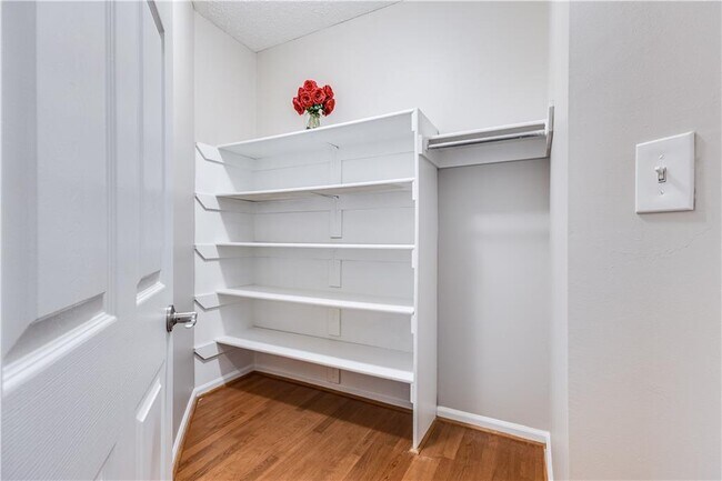 Building Photo - 1250 Parkwood Cir SE