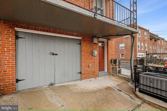 Building Photo - Available Now- Beautiful 3 Bedroom, 2 Bath...