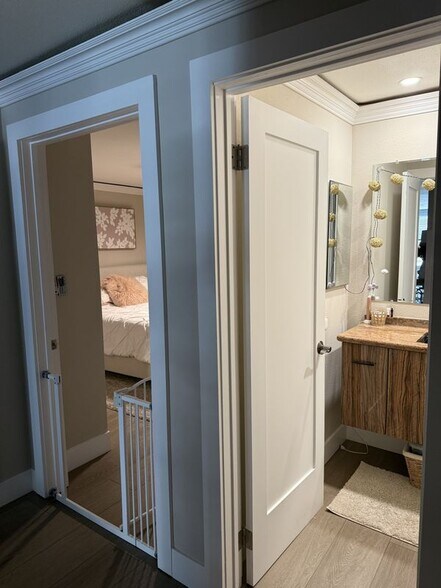 Building Photo - 9125 Marina Pacifica Dr N