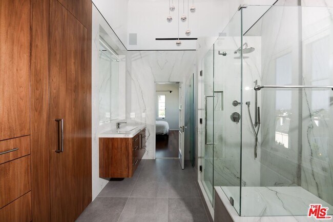 Building Photo - 1302 N Sweetzer Ave