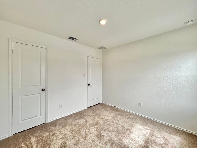 Building Photo - Charming 3/BR 1/BA Home with Spacious Back...