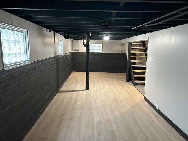 Building Photo - For August Move-In - West Blvd Area - 2 Bedroom Single Family Home