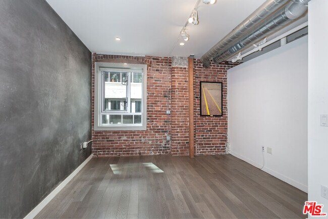 Building Photo - 527 Molino St