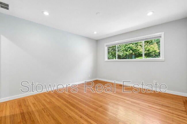 Building Photo - 1099 Larch Ave