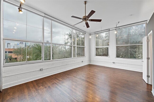 Building Photo - 1312 Live Oak St