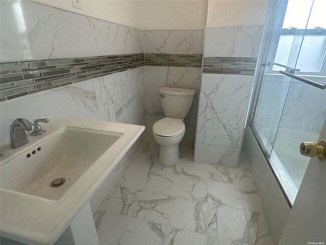 Building Photo - 1322 Commodore Rd