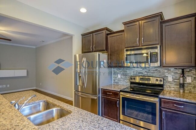 Building Photo - Spacious 3-Bed, 2.5-Bath Townhome with Washer/ Dryer Included – Located in Carlton Park Community