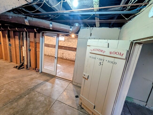 Building Photo - 1015 A Ave E