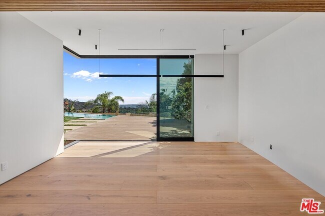 Building Photo - 2501 Banyan Dr