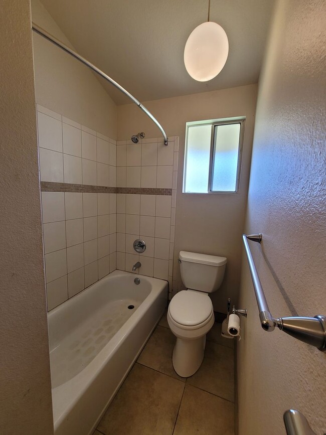 Building Photo - 3 Bedroom 1.5 Bathroom Main House in Waikapu