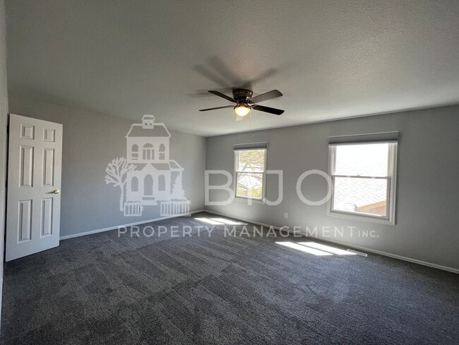 Building Photo - Spacious Rockrimmon Townhome