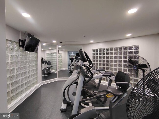 Building Photo - 1641 International Dr