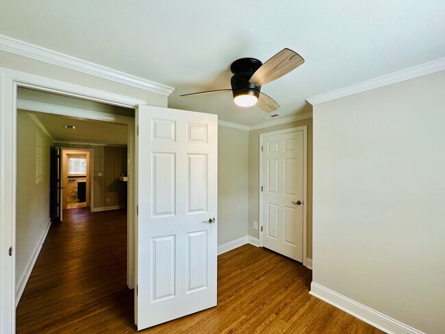 Building Photo - WILSHIRE BLVD - 3 Bedroom + Flex Space - minutes to UNCW!