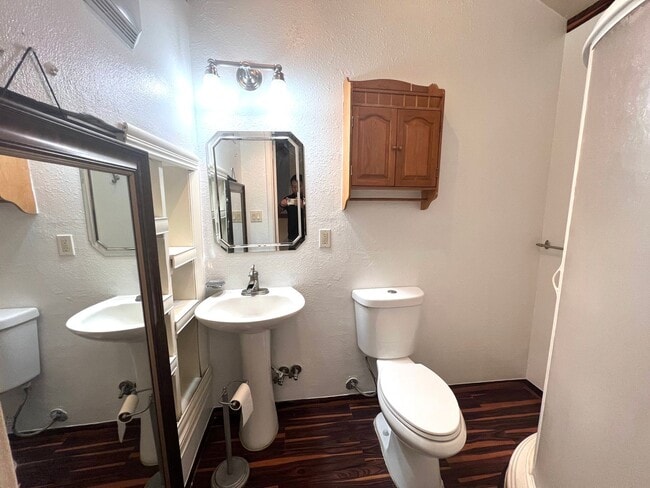 Building Photo - 2 Bedroom 2 Bath Condo Home for rent near Downtown Austin, Top Floor with Balcony, Gated Community