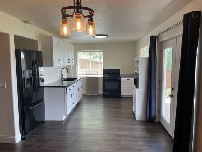 Building Photo - Stunning 4BD/3.5BA Briargate Home with Bre...