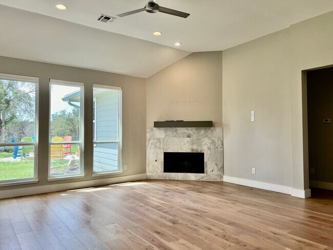 Building Photo - Hill Country Escape - 4 Bed/4 Bath Modern ...