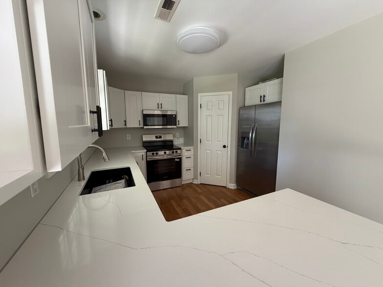 Kitchen - 222 18th Ave SE