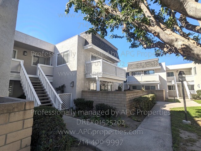 Building Photo - Upstairs 2 Bedroom / 2 Bathroom Condo in t...