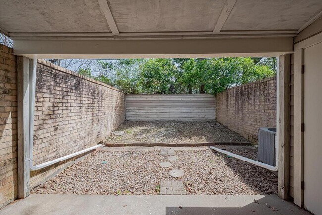 Building Photo - 2030 Plantation Dr