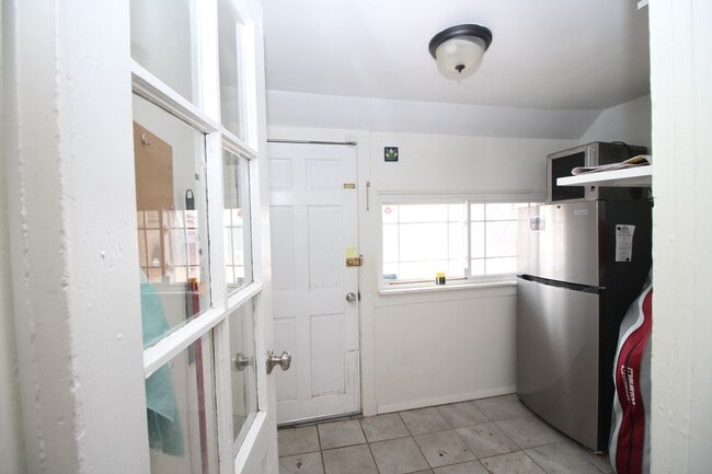 Building Photo - Adorable 3bdrm Downtown Bungalow