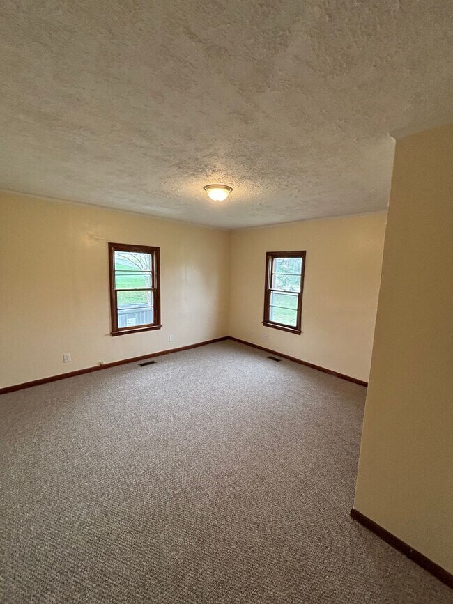 Building Photo - Newly Remodeled rancher in Halls