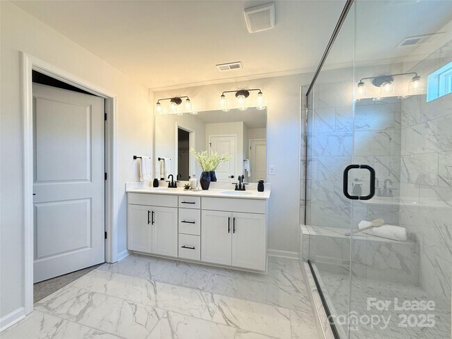Building Photo - 5084 Silver Crk Ln