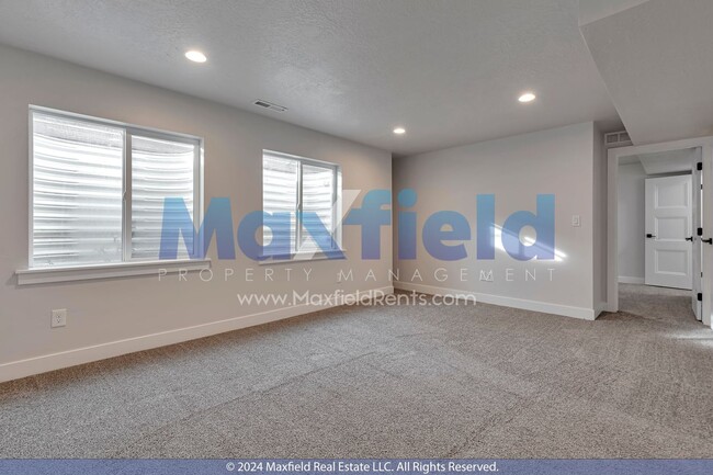 Building Photo - Pet Friendly MODERN TWIN HOME - 4 BD 3 BA ...