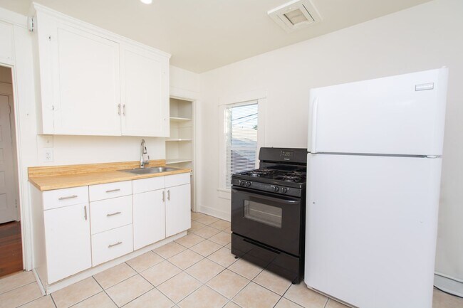 Building Photo - Charming 1-Bed/1-Bath Corner Unit One Block from the Heart of Barrio Logan!