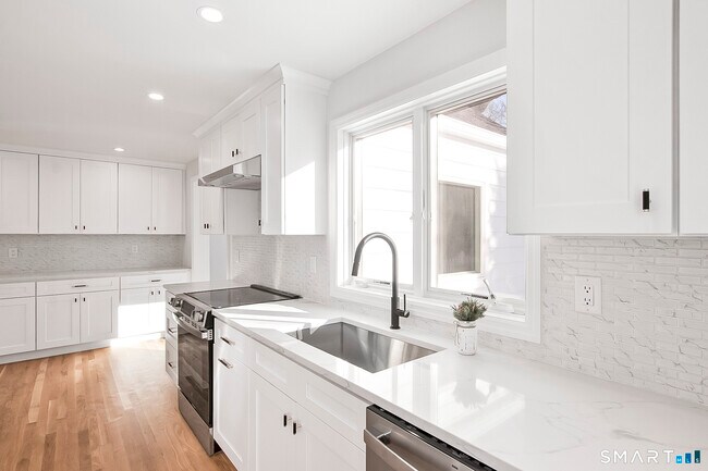 Building Photo - 10 Greenwood Ave