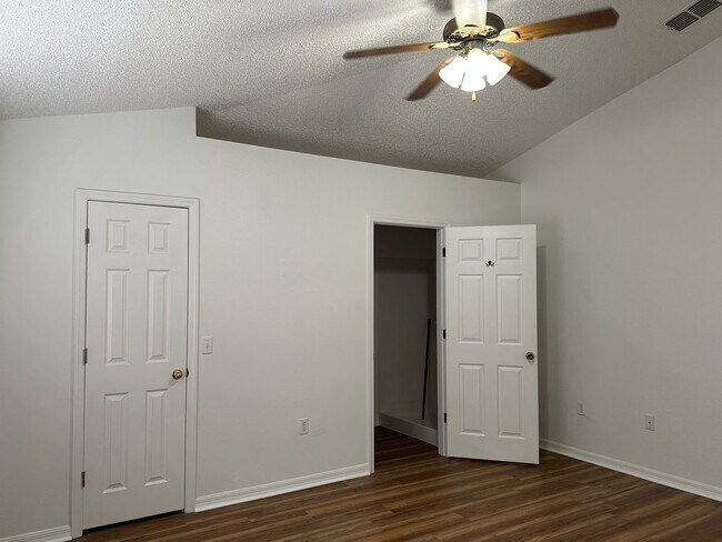 Building Photo - Move in condition 3 Bedroom 2 Bath 2 Car Garage Call Carole Arcaro 386-216-4900 Deltona Lakes Realty