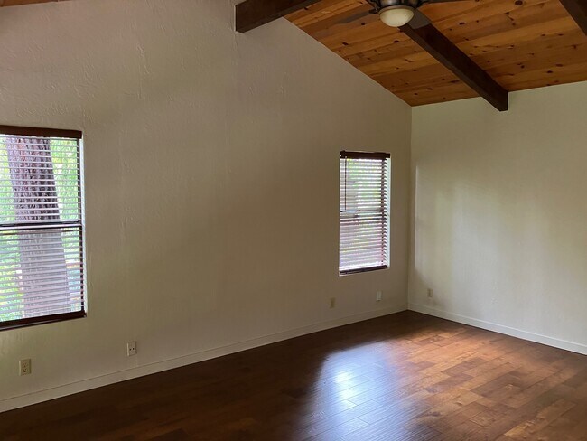 Building Photo - 1032 Leff St