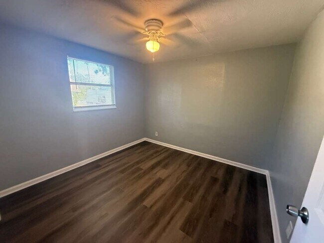 Building Photo - Cozy 3/1 House | Apply for FREE This Holiday Season!