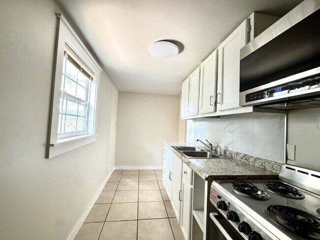 Building Photo - "Charming 2 Bed/1 Bath Home in Panama City Beach, FL - Your Perfect Beach Getaway!"