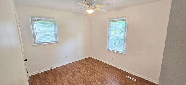 Building Photo - Cutest move-in ready brick ranch in Pfafft...