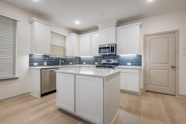 Building Photo - 512 Parkside Dr