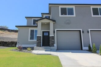 Building Photo - 3 Bedroom, 2.5 Bath Richland Townhome