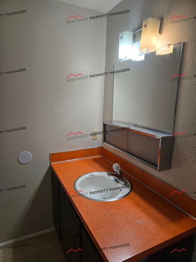 Building Photo - R40A