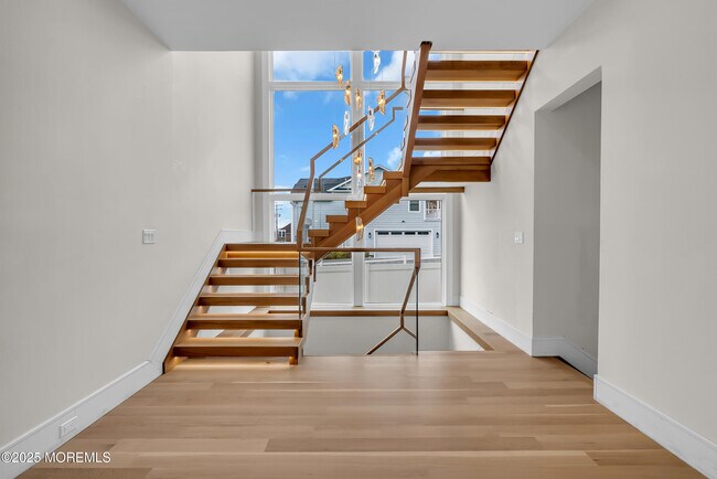 Building Photo - 19 Clarence Ave