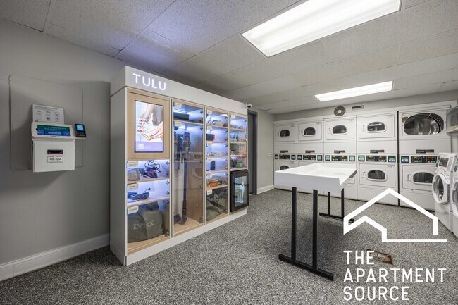 Building Photo - 1140 N La Salle Dr