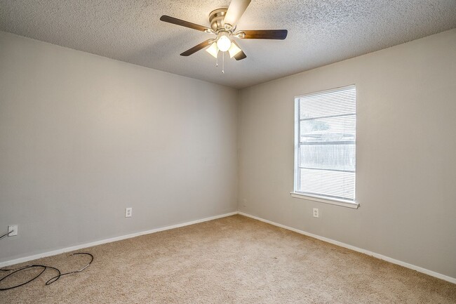 Building Photo - 2521 Indigo Ln