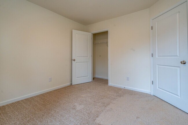 Building Photo - Beautiful newly constructed 3 bed and 2.5 bath townhouse with garage in the heart of jonesborough.