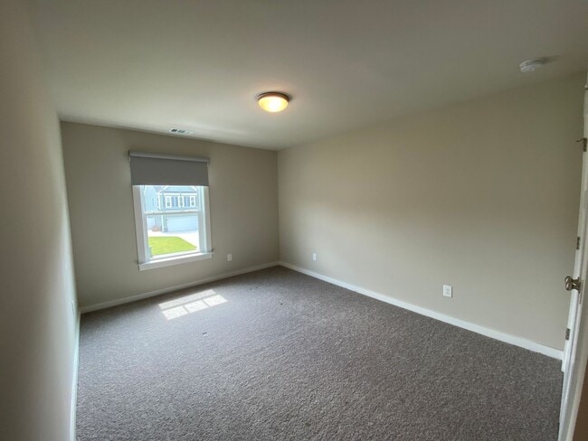 Building Photo - 5 bedrooms 3 bathroom Smart Home