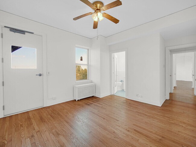 Building Photo - 5000 S Cornell Ave