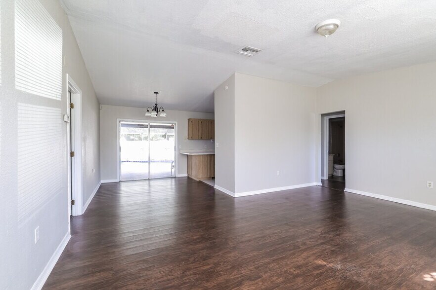 Building Photo - 648 Caribou Ct