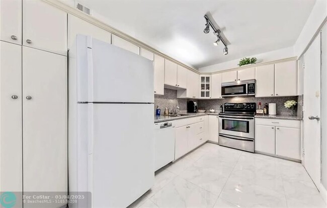 Building Photo - 4250 Galt Ocean Dr