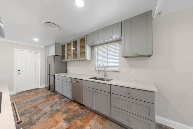 Building Photo - Spacious 4-Bedroom Retreat with Fireplace & Island Kitchen in New Braunfels