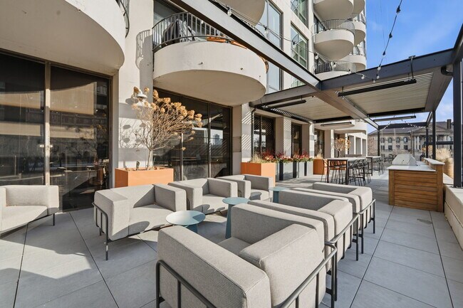 Building Photo - 2020 N Lincoln Park W