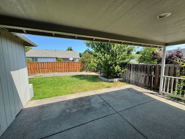 Building Photo - Central Point Single Level Home/ Coming Soon